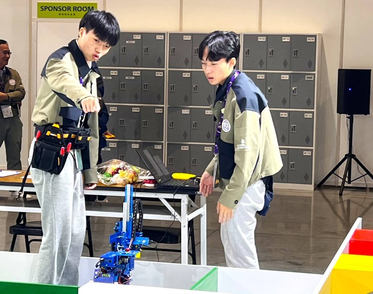 自主移動機器人的林鑠亦（樟樹國際實中）、蔡明成(泰山高中)國手比賽照片