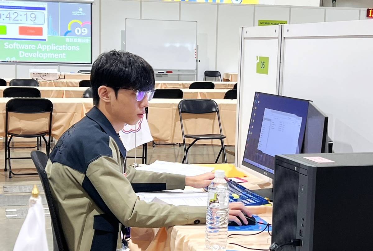 商務軟體設計的呂治寬（新北高工）國手比賽