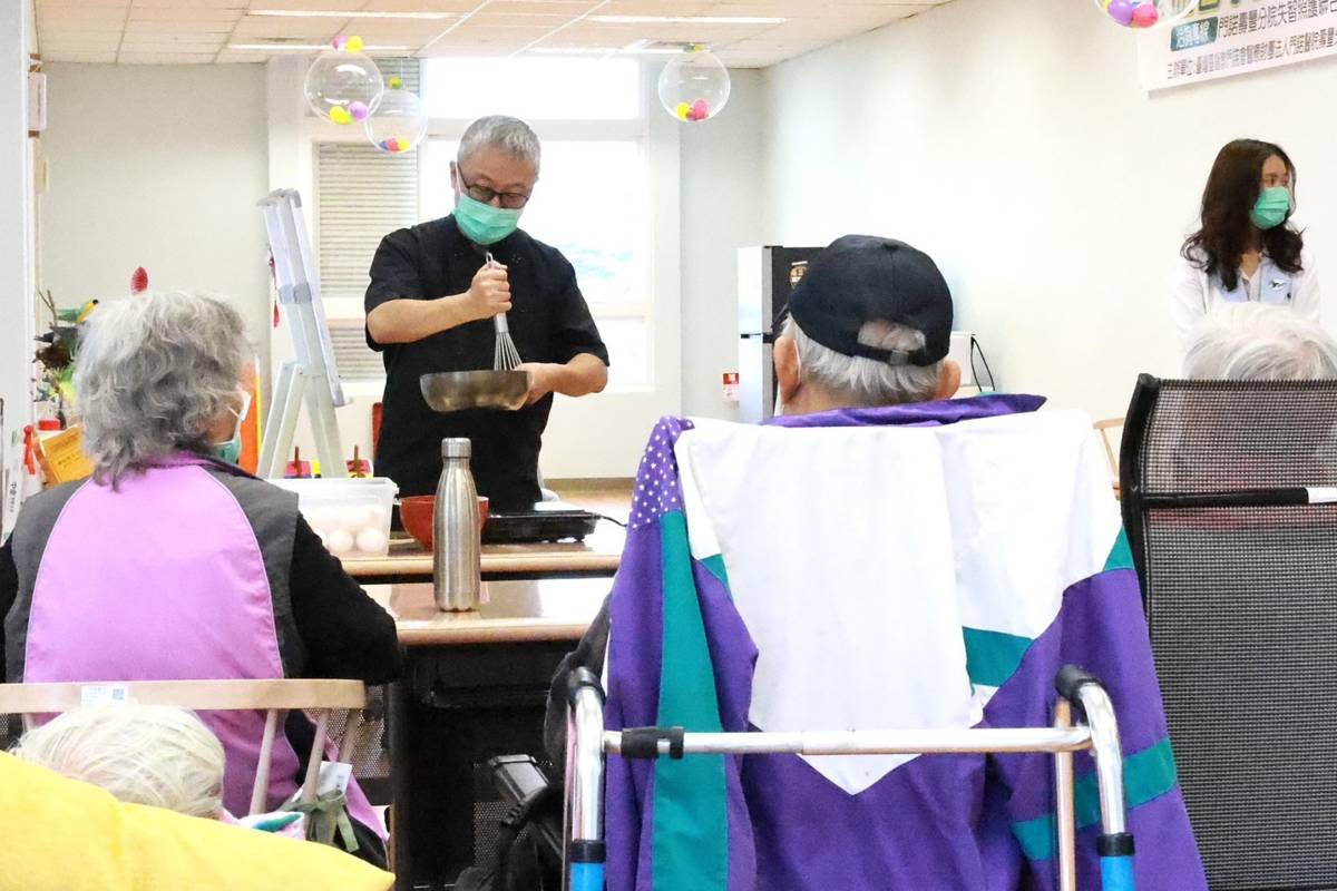 冰淇淋達人駱英毅師傅教導失智長者製作無添加冰淇淋

