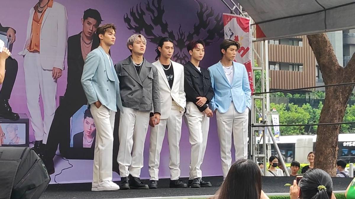 第一張專輯《FEniX》簽唱會