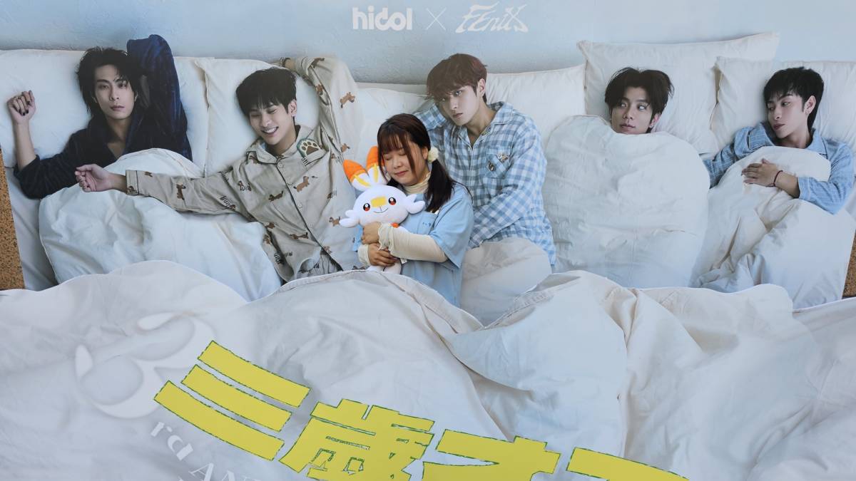 晴子與FEniX出道3週年睡衣派對的活動背板合影