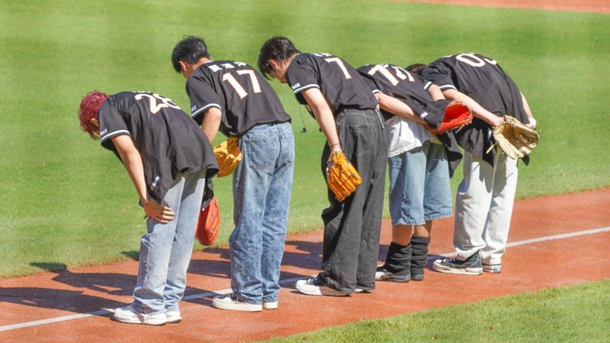 職棒球團統一獅邀請FEniX開球