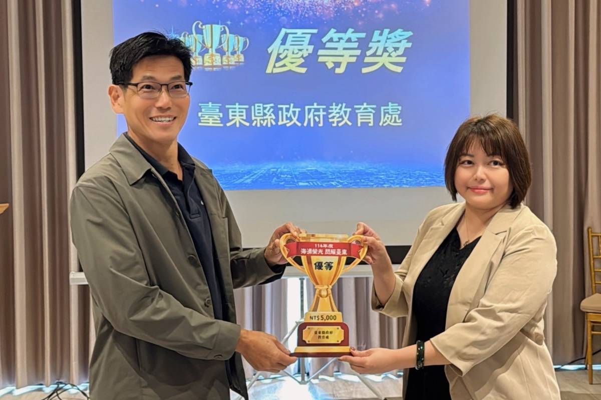 臺東縣環保局長黃權煒頒發優等獎給教育處