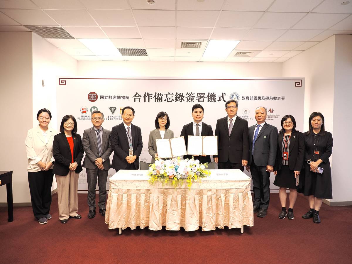 故宮與教育部國教署合作備忘錄簽署儀式合影，左起為教育部國教署梁雅琪視察、師大附中廖純英校長、北一女中陳智源校長、故宮王耀鋒主秘、故宮余佩瑾副院長、教育部國教署張永傑督學、嘉義女中林義棟校長、臺南女中洪慶在校長、故宮展示服務處王芸芬處長、康綉蘭簡編。（故宮提供）