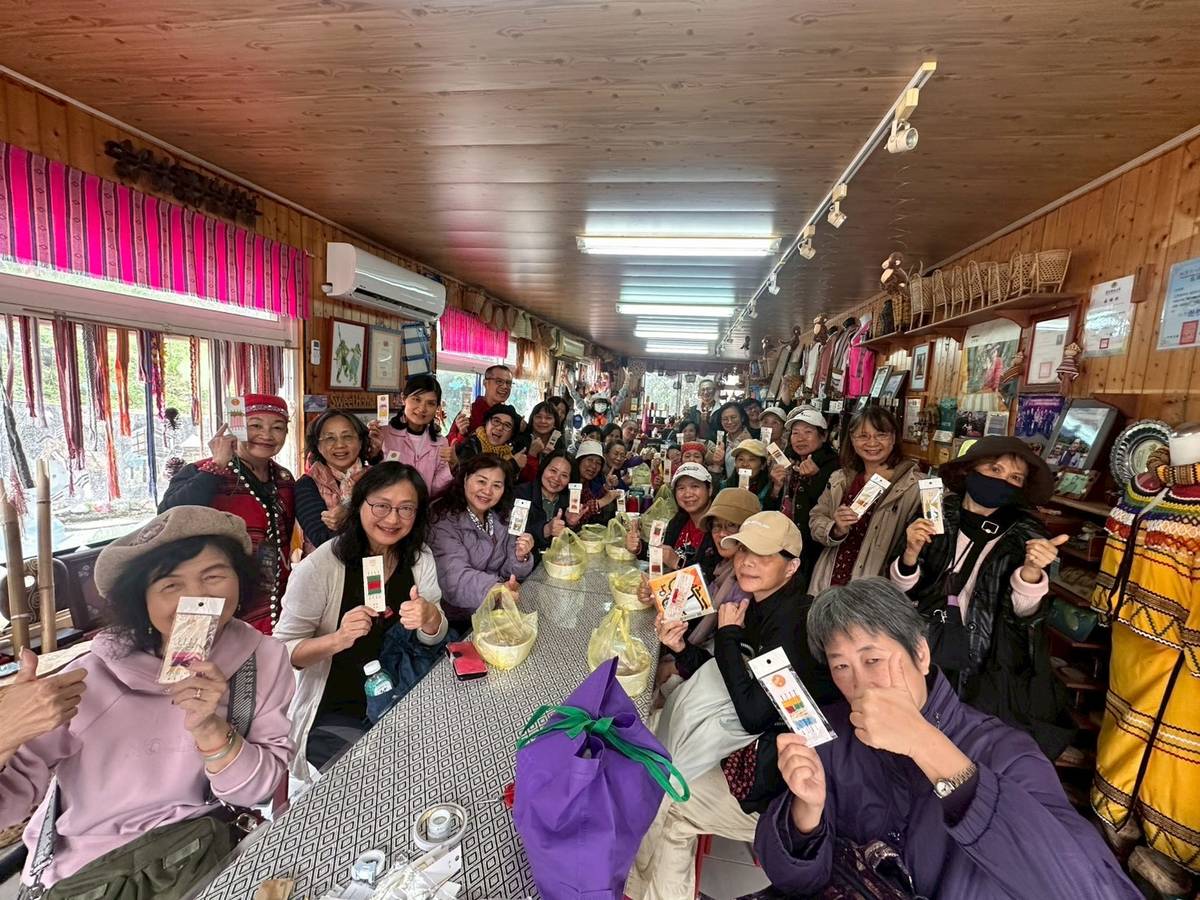 大家開心地和自己的專屬書籤合照。