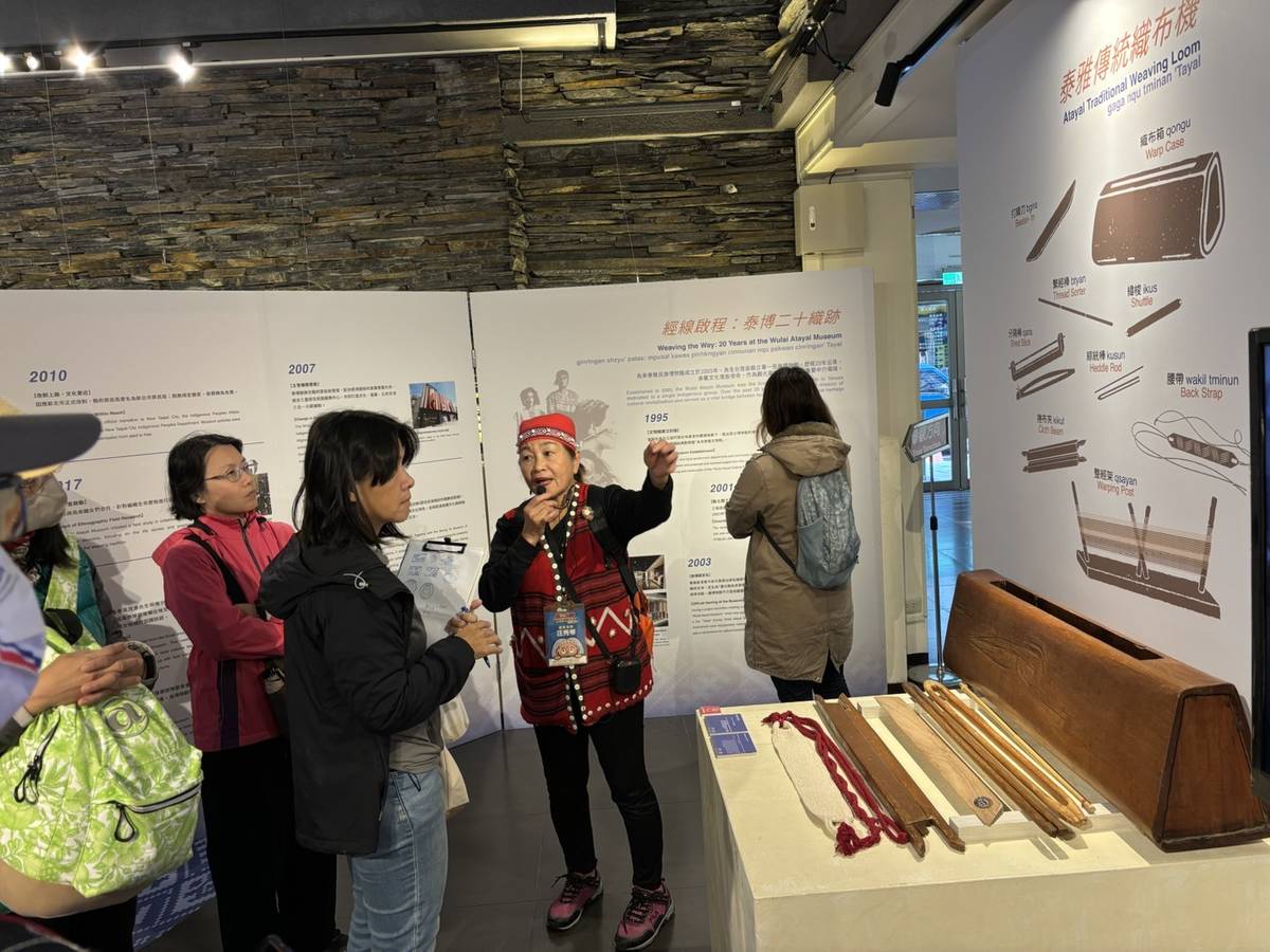 汪汪老師帶大家認識泰雅織布傳統。