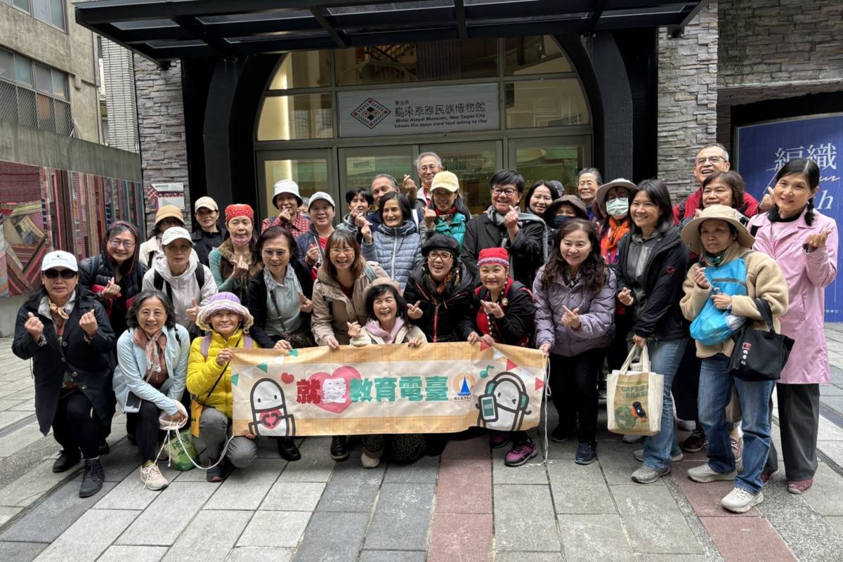 「有原來相會」主持人排灣小蔡及阿美姞荷帶領民眾走訪北臺灣泰雅族聚落—烏來。