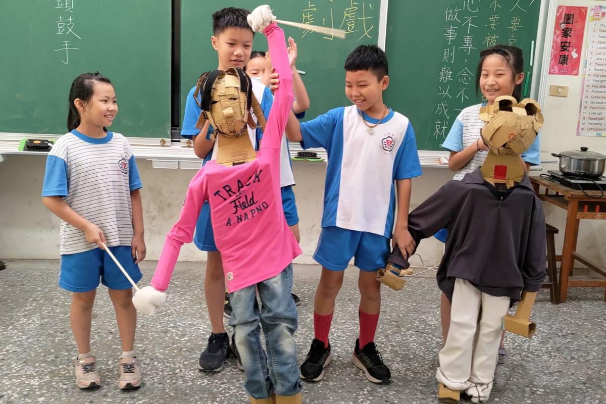 臺南市月津國小學生排練偶戲