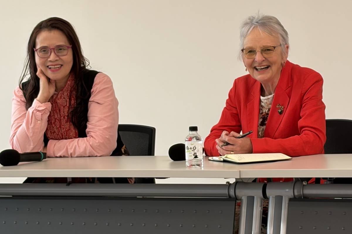 紐西蘭會計準則理事會主席Dr. Carolyn Cordery與會基會董事長王怡心共同探討會計準則，協助臺灣與國際接軌。（會基會提供）
