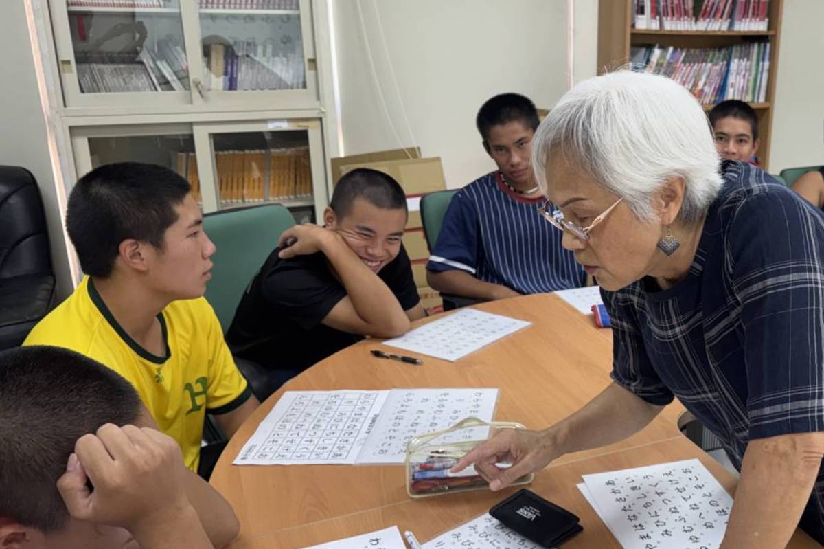 臺東縣銀髮人才服務據點成功協助69歲王老師，再度投入教育職場。