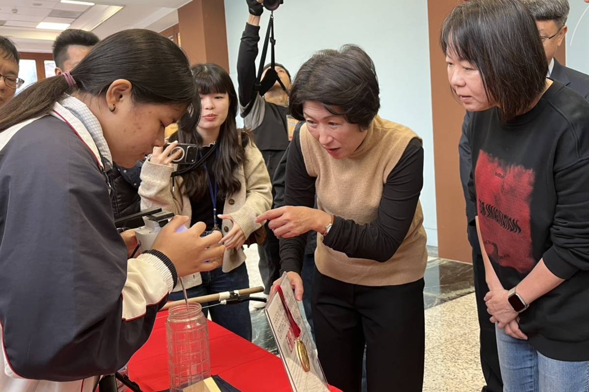 饒慶鈴縣長和蔡美瑤處長仔細聆聽學生的說明