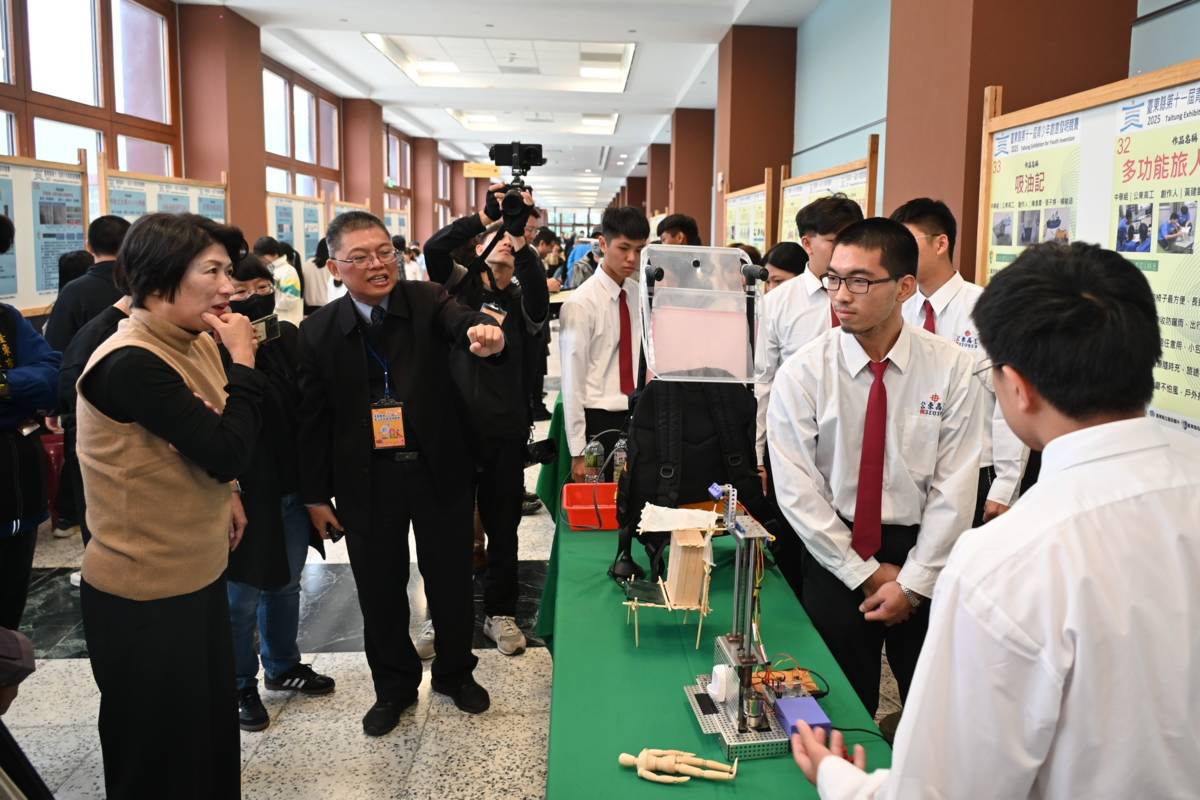 豐田國中校長洪文政向饒縣長介紹學生作品