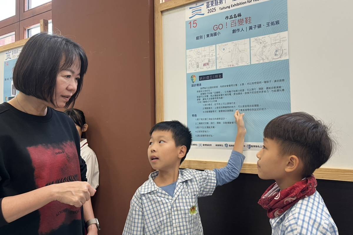 蔡美瑤處長仔細聆聽東海國小小朋友的解說，並且鼓勵他們將來可以成為發明家。