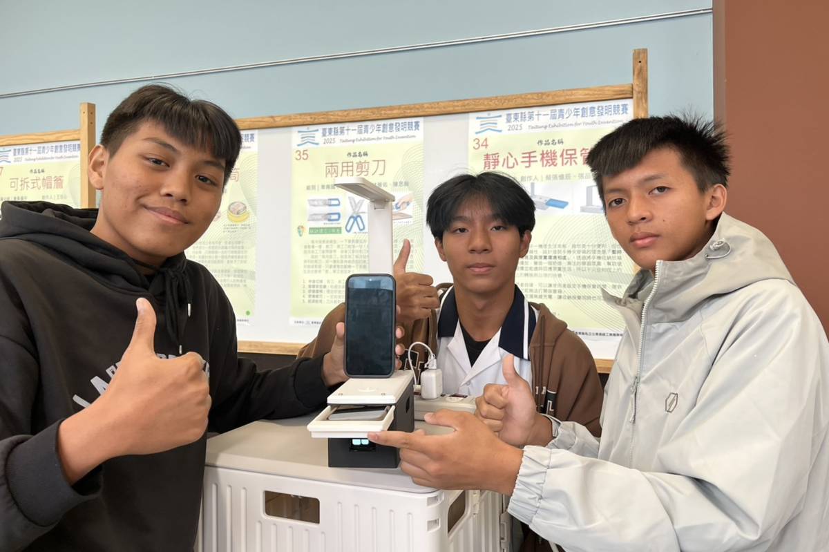 賓茂國中三位學生謝浩崴、江唐宇翔、陳以諾發明了四項功能結合於一機的作品--手機保管箱。