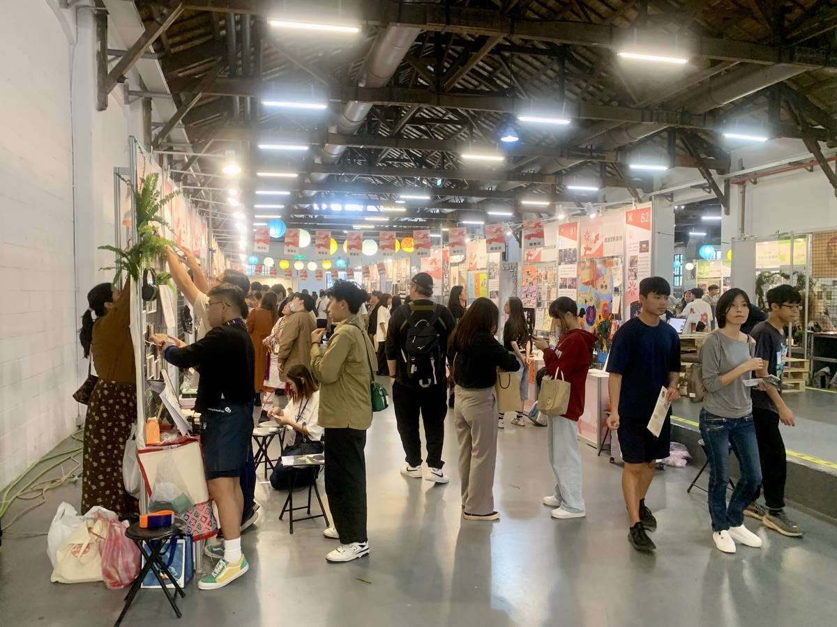 教育部青年發展署主辦的「114年青年社區參與行動2.0 Changemaker暨青聚點計畫成果展」，在臺北松山文創園區2、3號倉庫盛大登場 (記者攝)