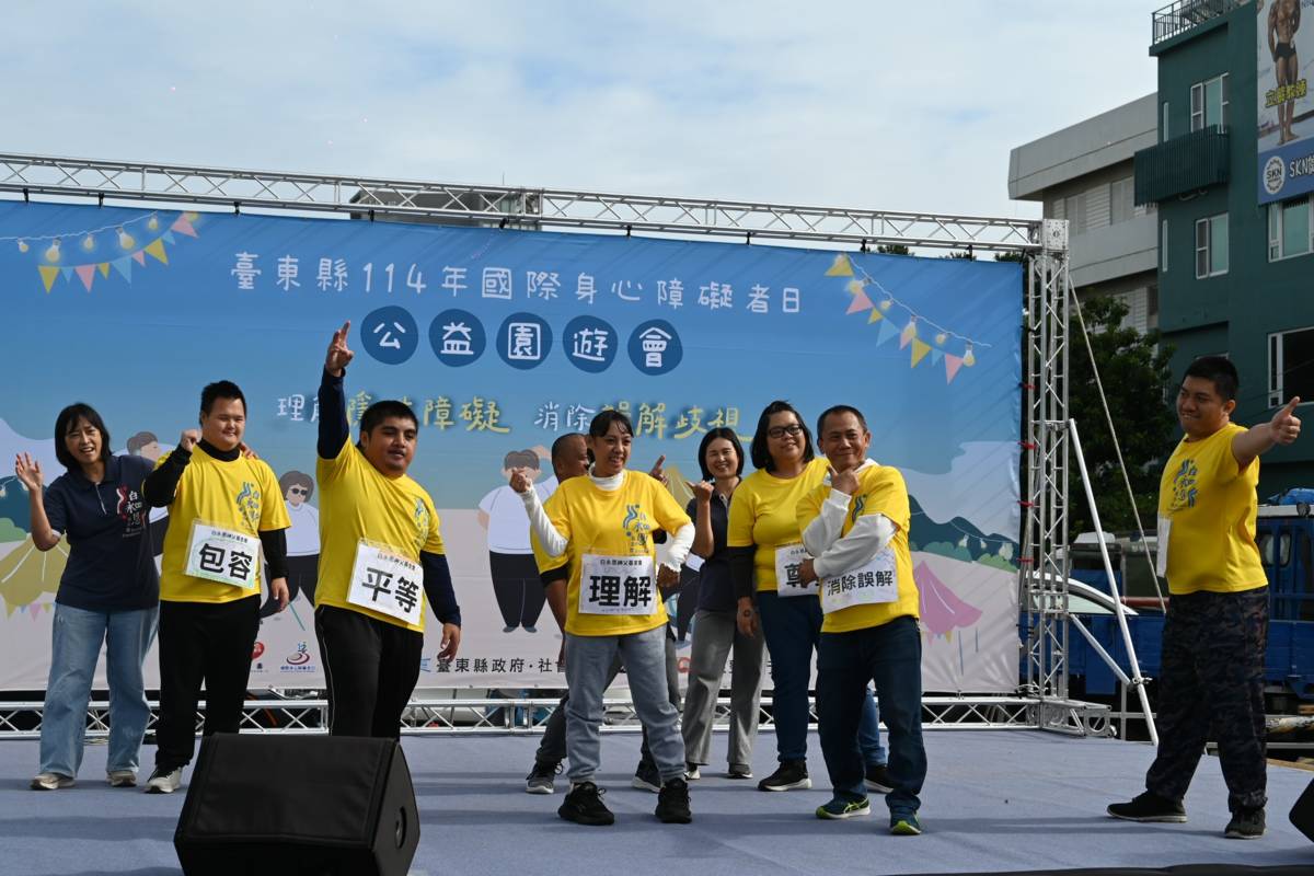 天主教白永恩神父社會福利基金會的成員，透過上臺表演舞蹈進行倡議。