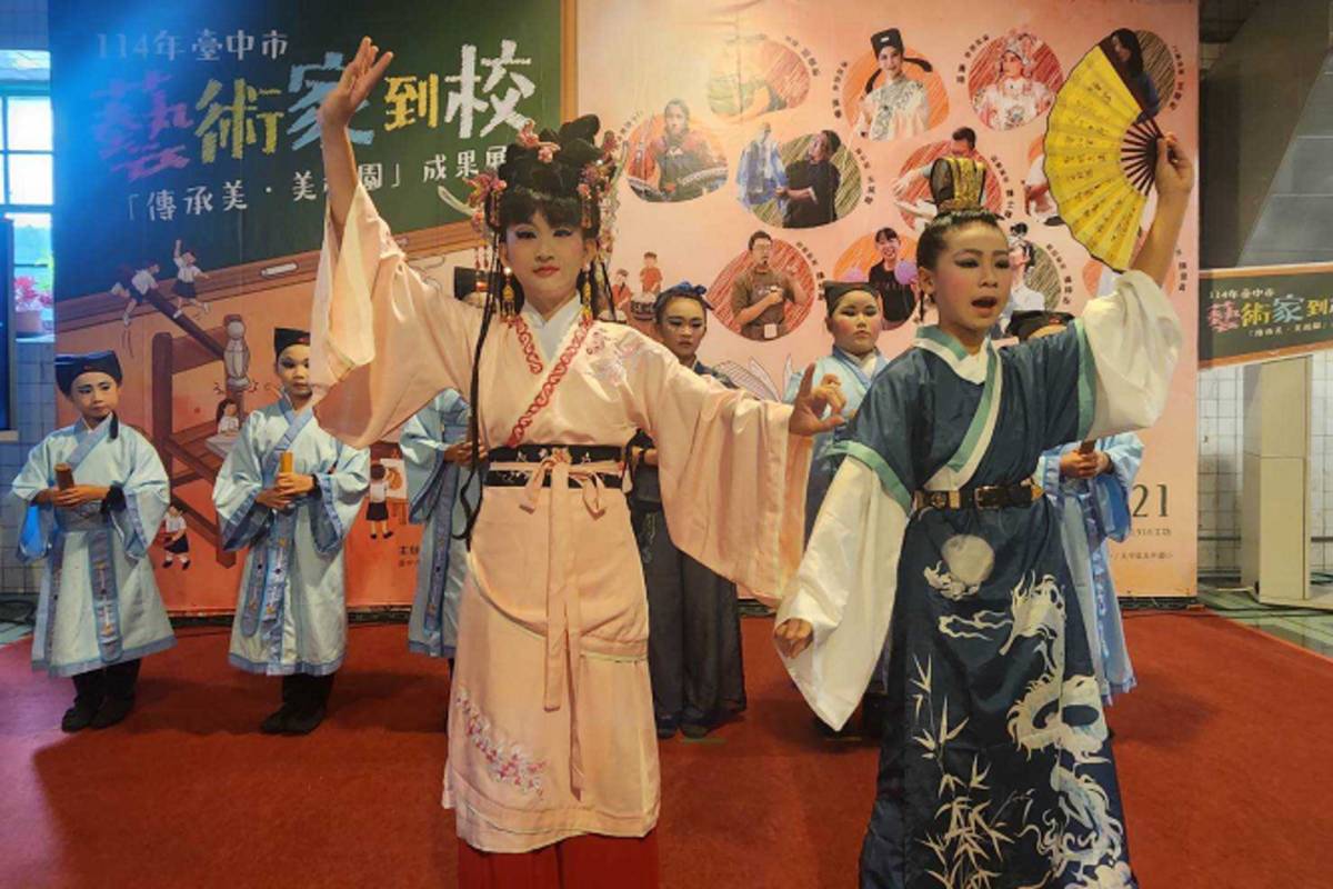 新社區中和國小歌仔戲開場表演