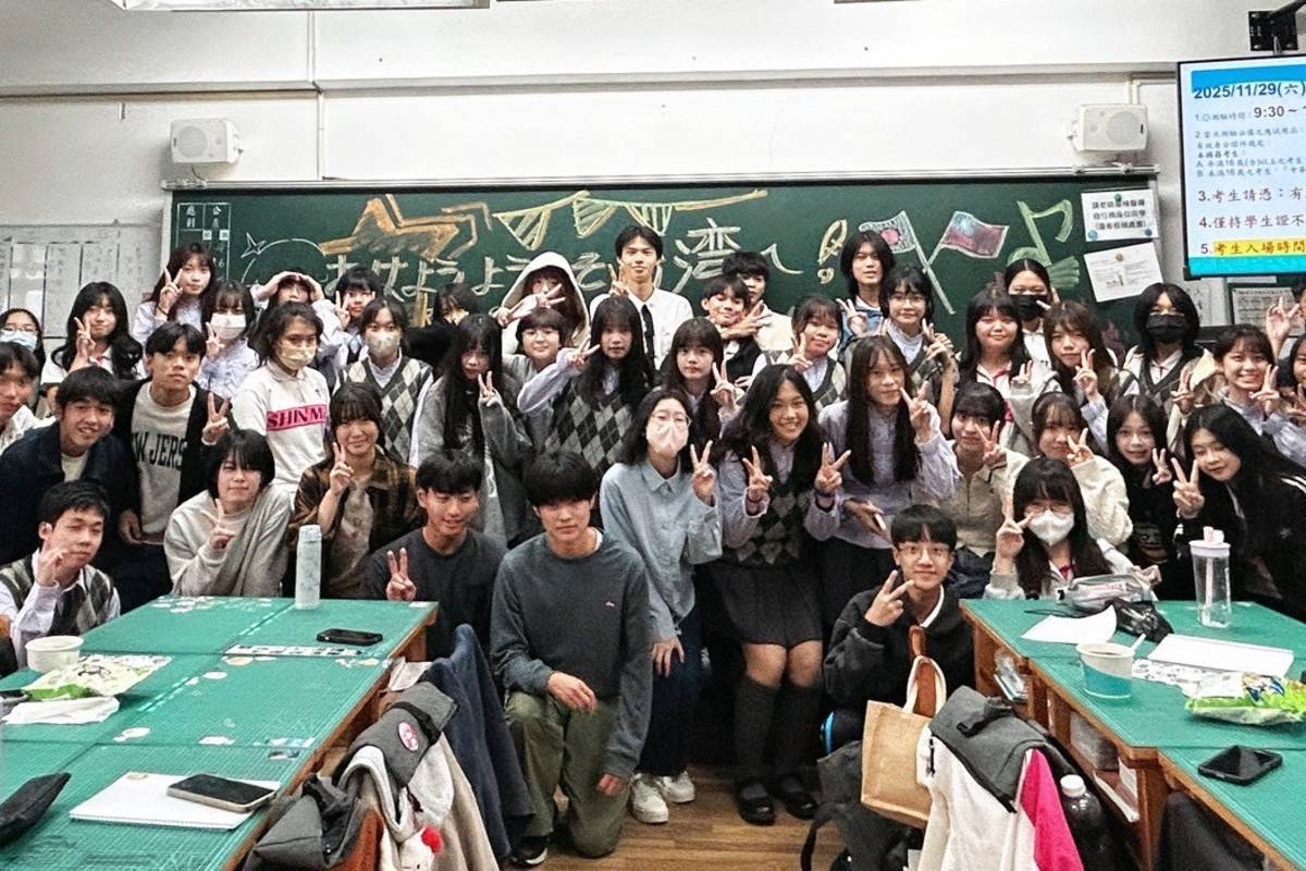 文化體驗課程中，日本學生在老師指導下完成蝴蝶、蝙蝠及春字剪紙，也親身體驗舞龍與打鼓，感受臺灣傳統文化的活力與魅力。