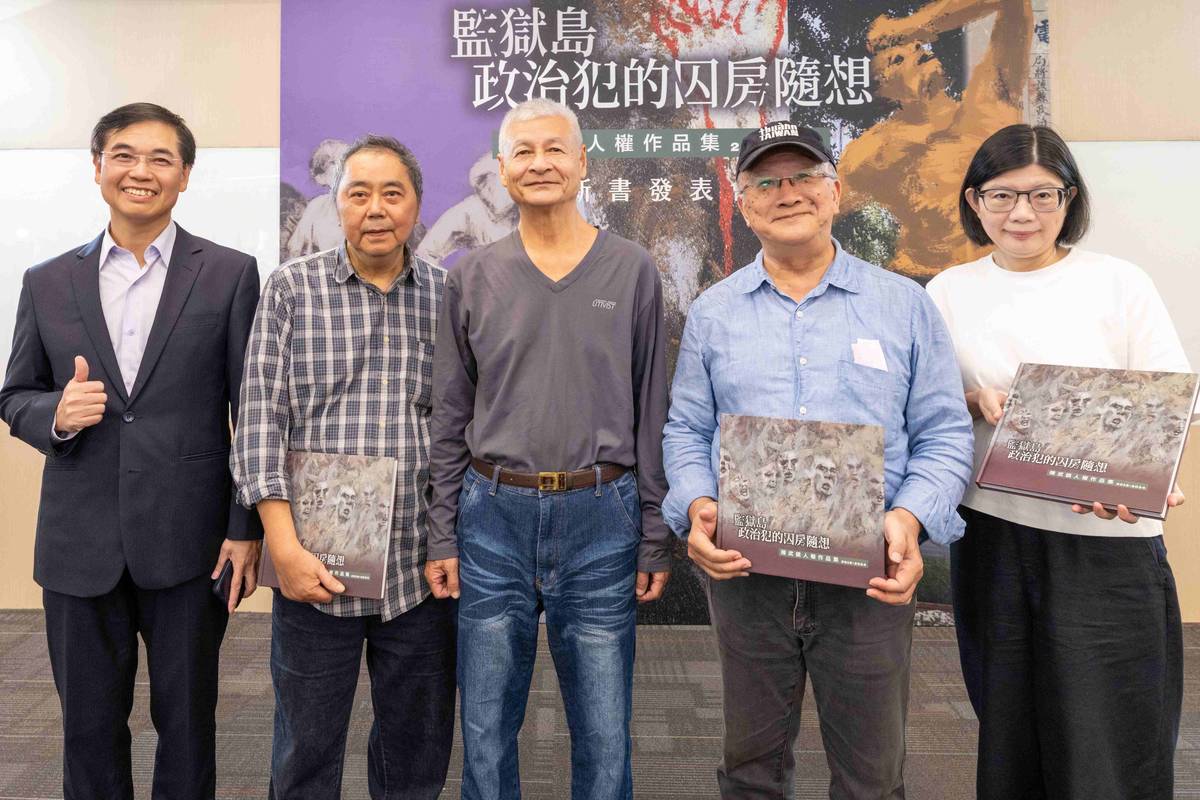 新書發表會合影(左起)人權館館長洪世芳、文史工作者陳銘城、陳武鎮前輩、作家曹欽榮、中央廣播電台董事賴秀如。(人權館提供)