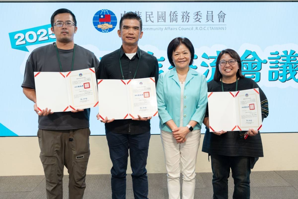 陳若文老師.林培鈞副主任.頒獎人僑委會賴麗瑩參事.侯怡妏老師