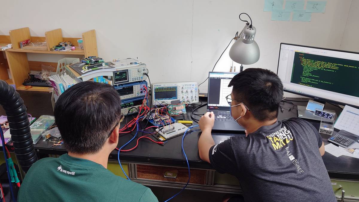 顏政田與廖容陞師徒倆在選手室討論題目