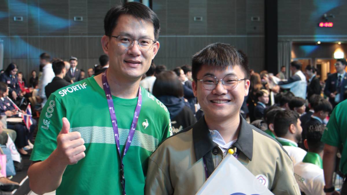 顏政田與廖容陞在亞洲技能競賽合影