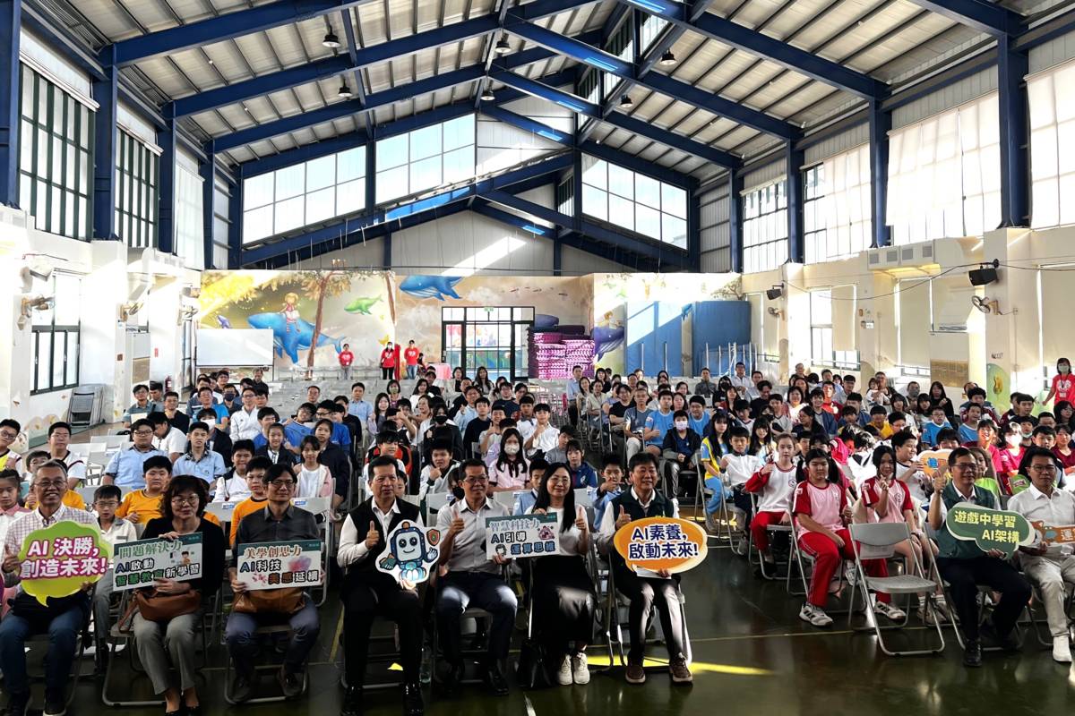 114_年度中小學_SCRATCH_暨_AI_程式設計競賽頒獎典禮參賽師生及家長大合照