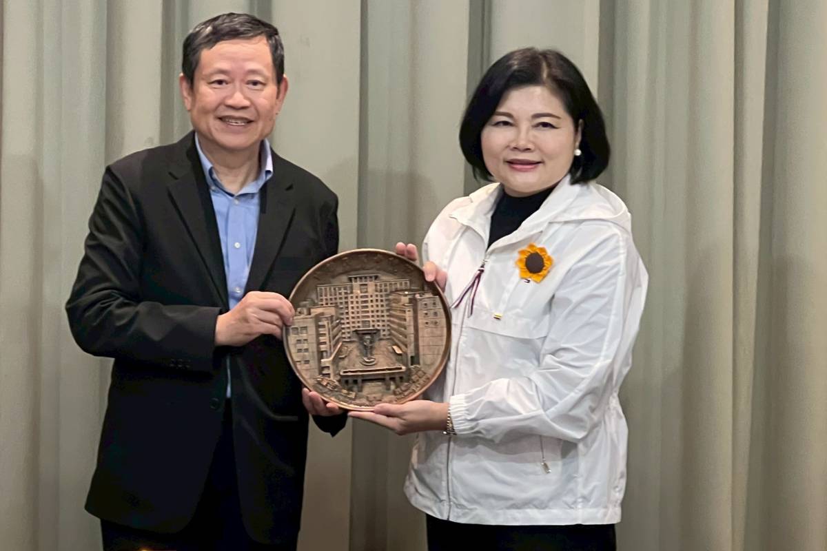 考試院副院長許舒翔(左)致贈紀念品予張麗善縣長(右)。（考試院提供）