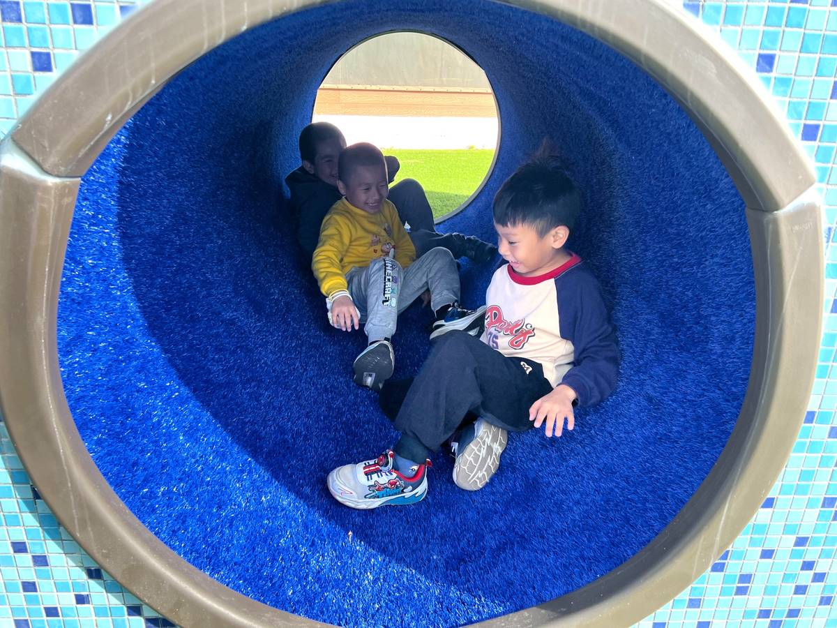 屯山國小-穿越感官小隧道　孩子在探索中激發感覺統合力