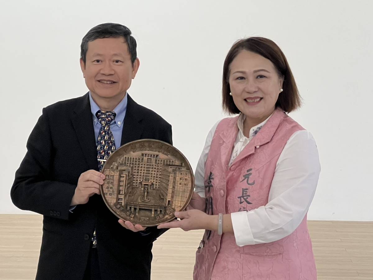 考試院副院長許舒翔(左)致贈紀念品予李明明鄉長(右)。（考試院提供）