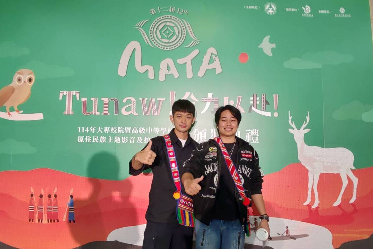非紀錄片類首獎由(右起)國立臺北教育大學賴仕學、國立東華大學陳威廷跨校合作的作品《粉紅豬勇士》脫穎而出