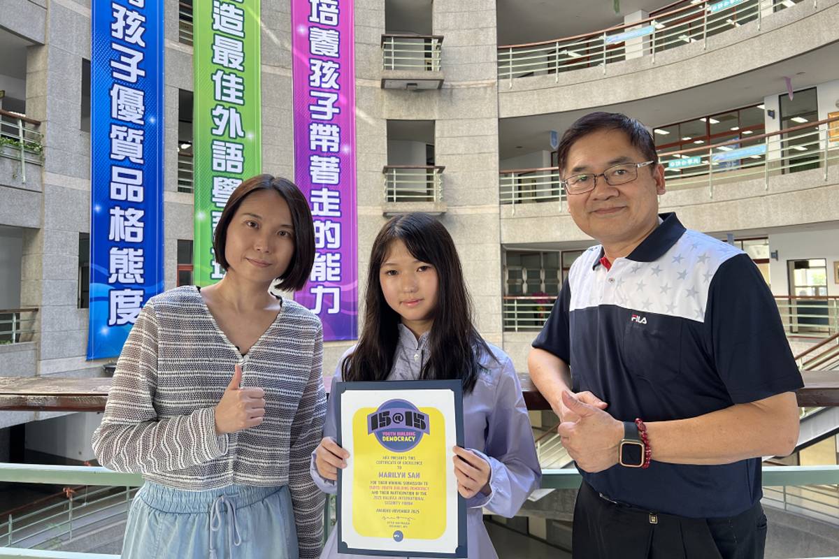 新民高中許永昌校長（右）與應用英語科一年級學生三芯蘋（中）英文科謝宣喻主任（左）合影