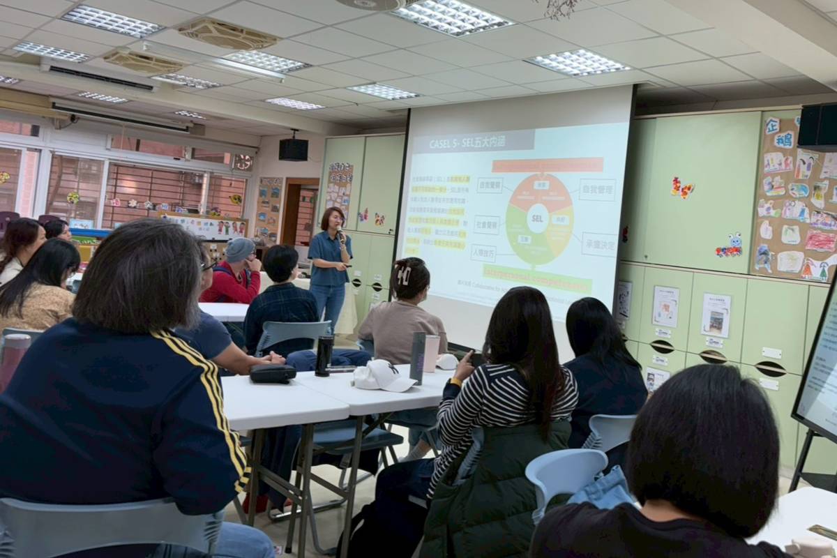「親師生共學計畫」邀請臺師大幼兒與家庭科學學系吳怡萱教授演講，引導家長認識 SEL

