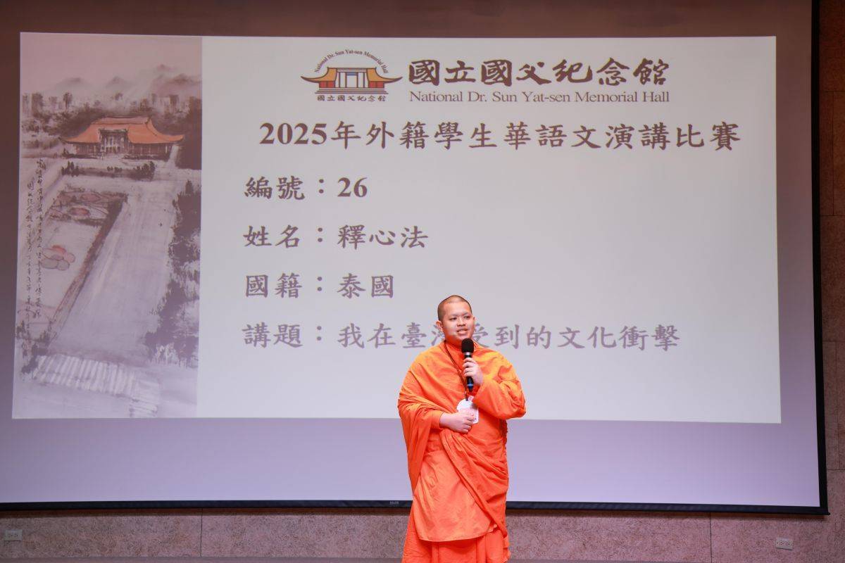 泰籍學生釋心法身著泰國僧侶袈裟，13歲成為沙彌後出家至今，來臺深耕佛學並學習華文