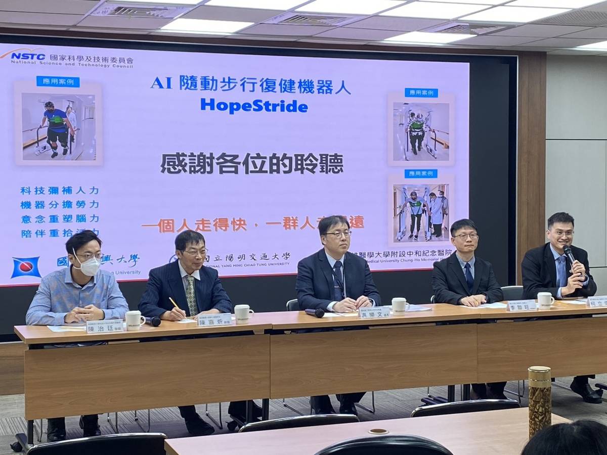 國科會工程處處長洪樂文表示，主動式復健能讓患者在更接近自然行走的情境下重新啟動神經連結，達到傳統設備較難促進的深層復健效果。(記者蘇瑞雯拍攝)