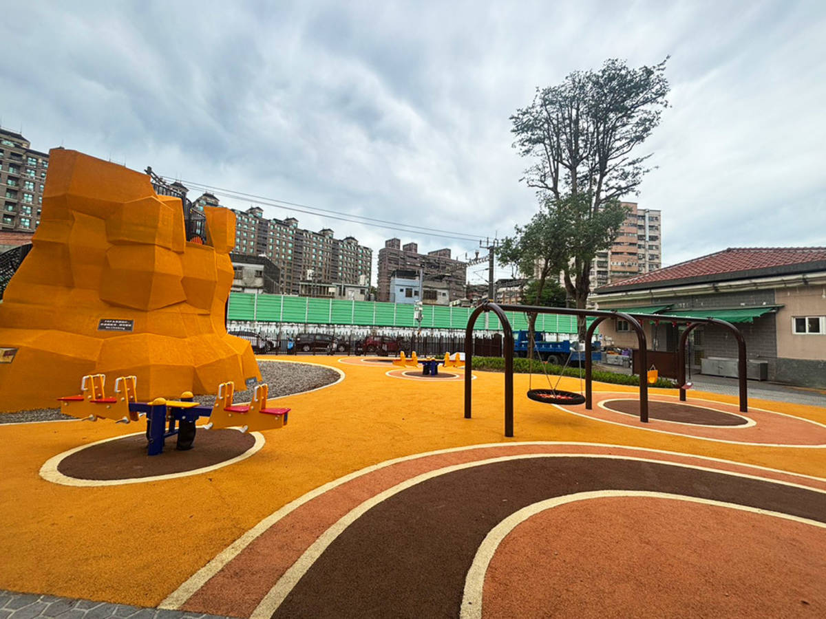 樹林區鎮前親子公園融入地方煤礦文化，遊戲區內打造全年齡化分齡分區遊戲場