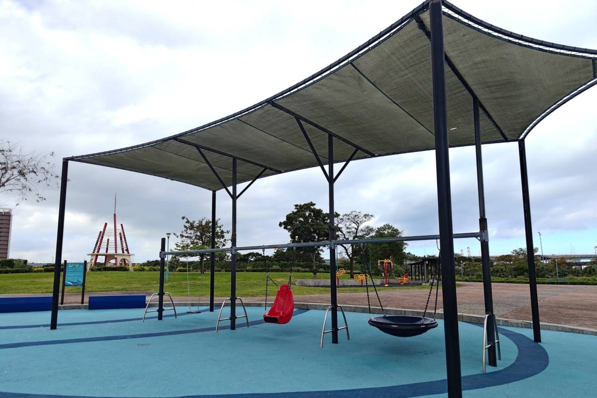 八里區商港公園遊戲區的鳥巢鞦韆，碗狀設計讓身障孩童可以更安全地享受盪鞦韆的樂趣