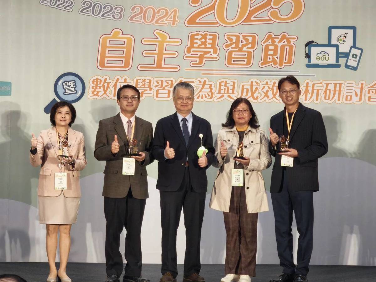 教育部次長劉國偉(中)頒獎。