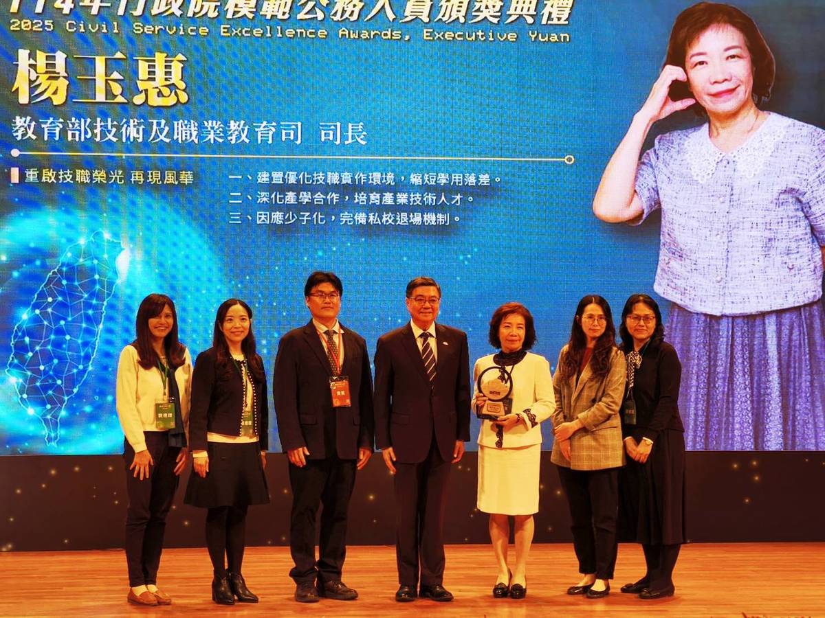 行政院院長卓榮泰(中)頒獎給教育部技職司司長楊玉惠(右三)，教育部次長朱俊彰(左三)出席祝賀。