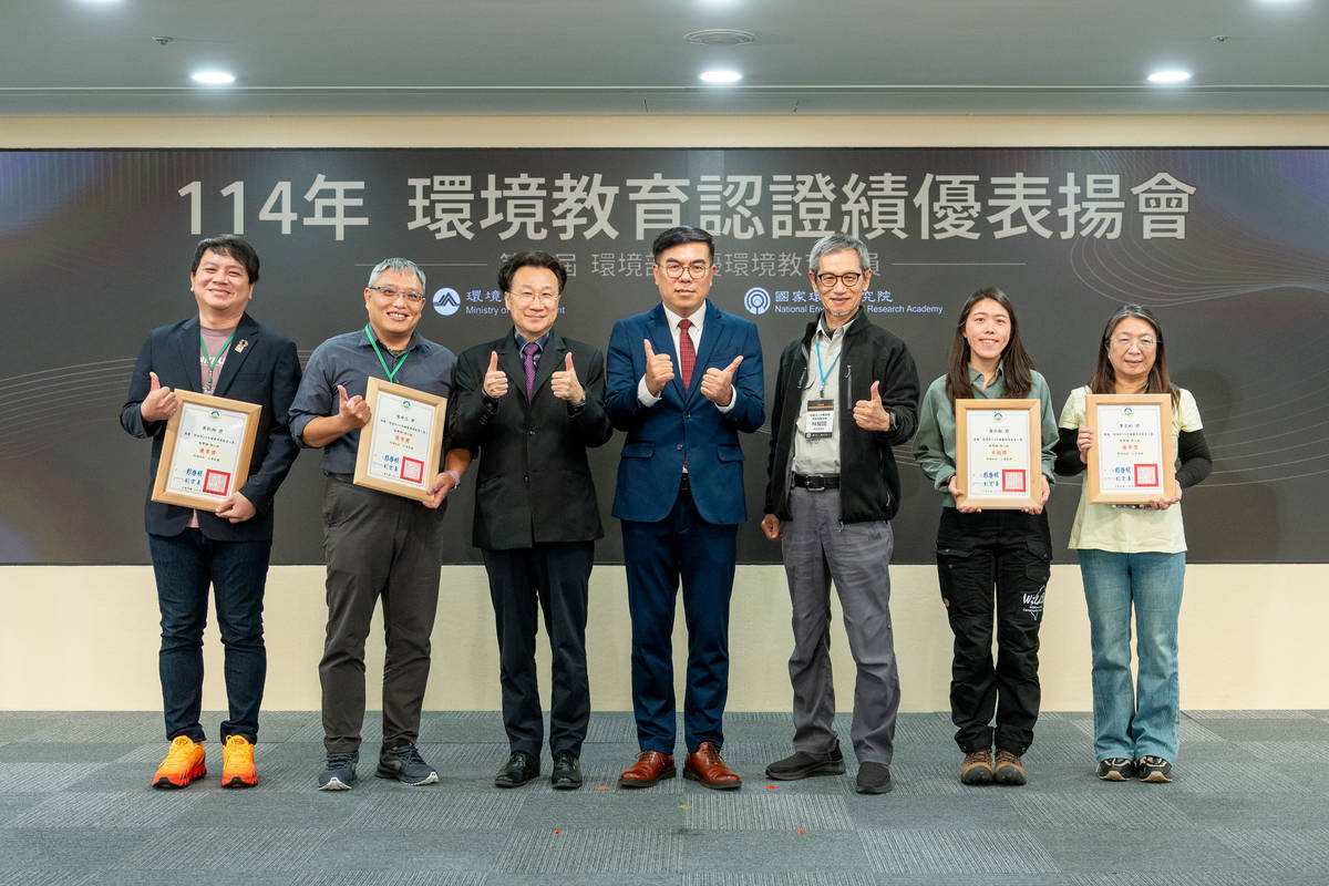 績優環境教育人員教學類個人組合影，詹欣穎(右二)獲卓越獎。(環境部提供)