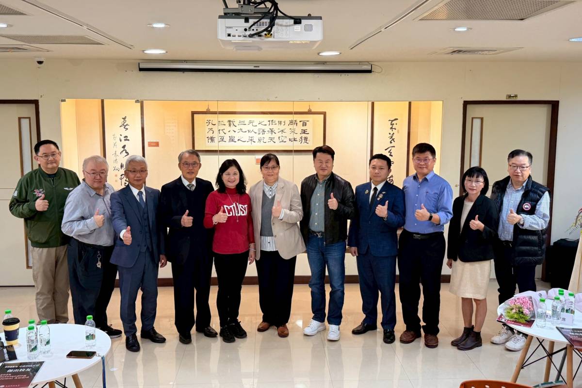 中臺科大陳錦杏校長(左五)、郭榮昌董事(左四)、校友總會朱光華理事長(左三)、系所主管們與2025年傑出校友合影.