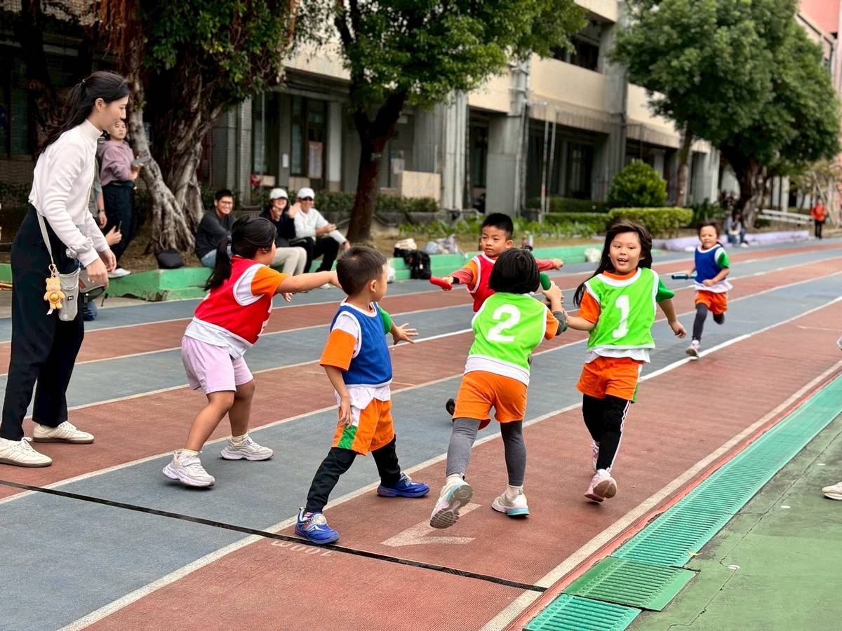 臺北市中山幼兒園親子運動會，小朋友在接力賽上奮力向前