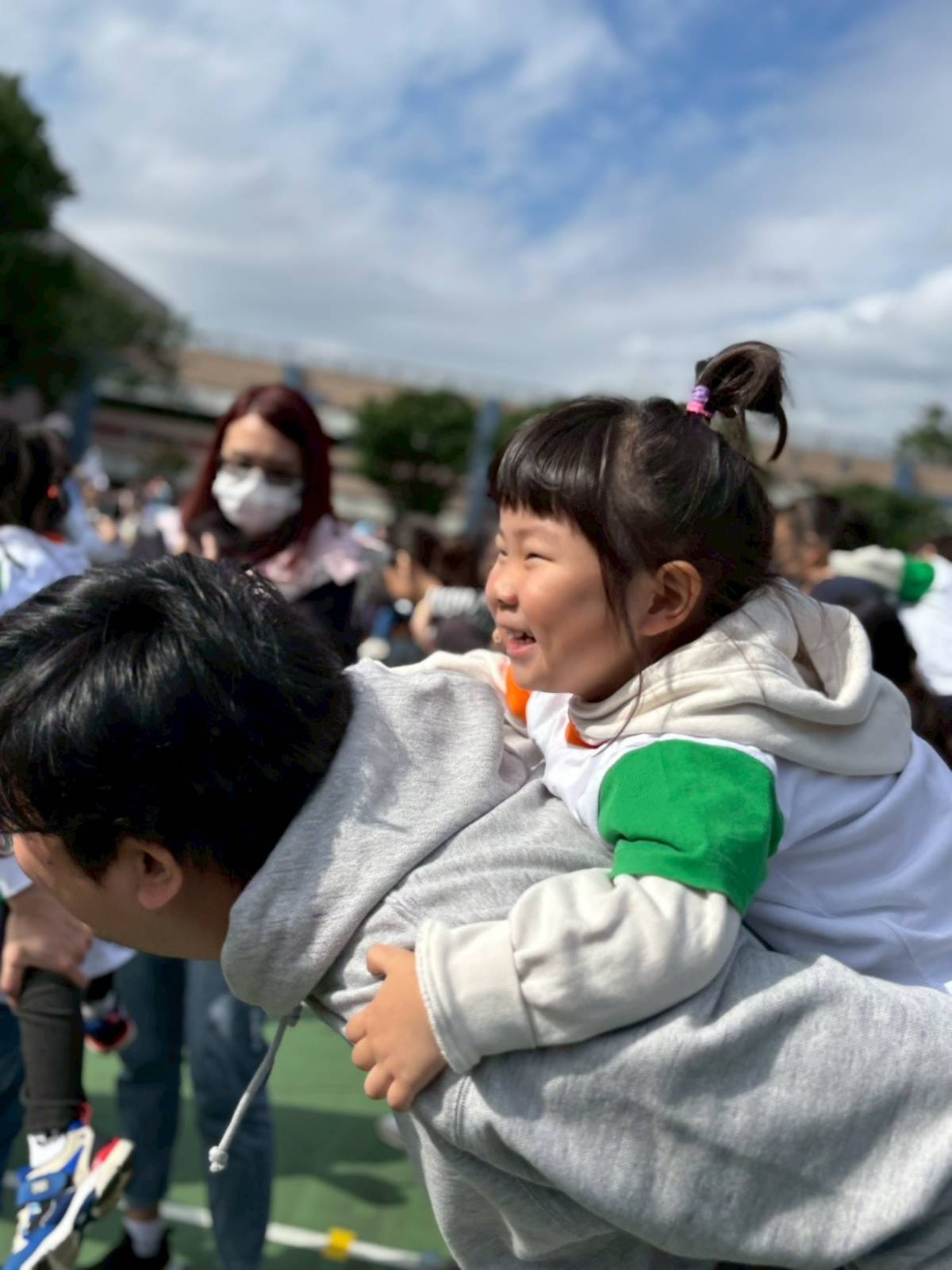 小朋友爬爸爸山，露出燦爛笑容