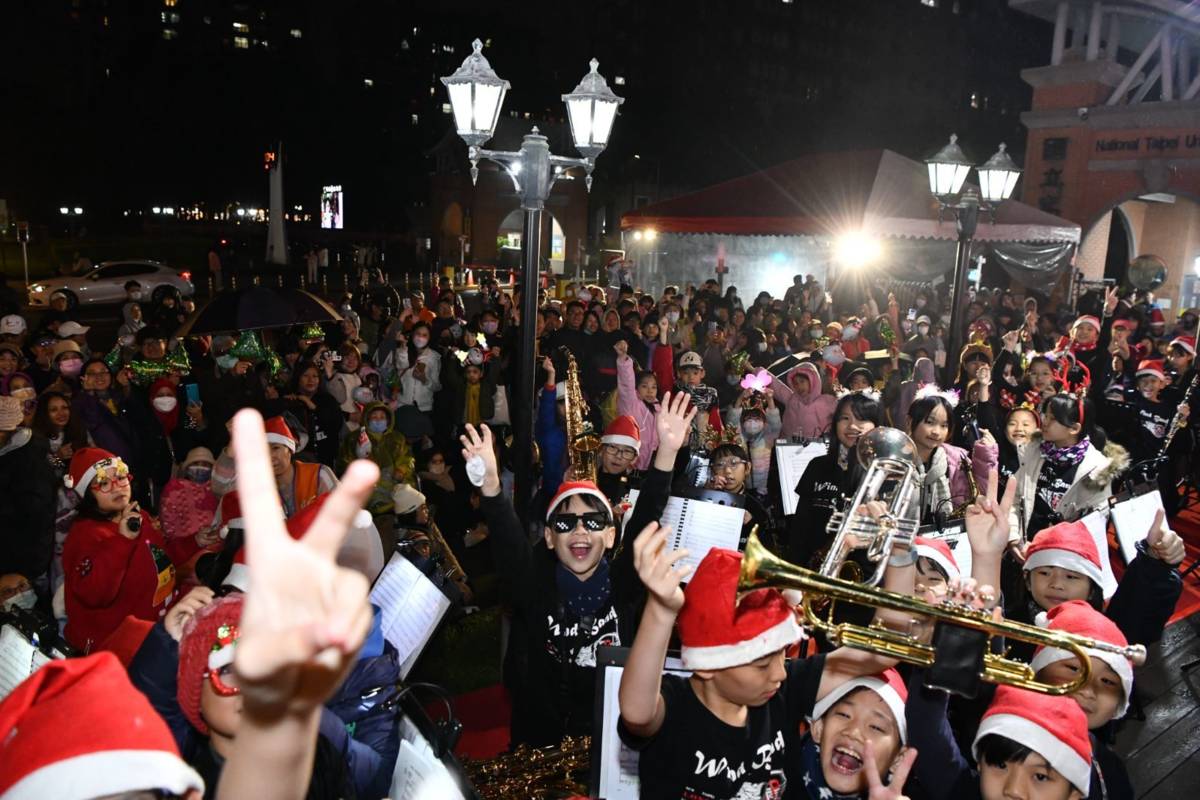 臺北大學聖誕點燈吸引眾多民眾參與(113年活動照片)