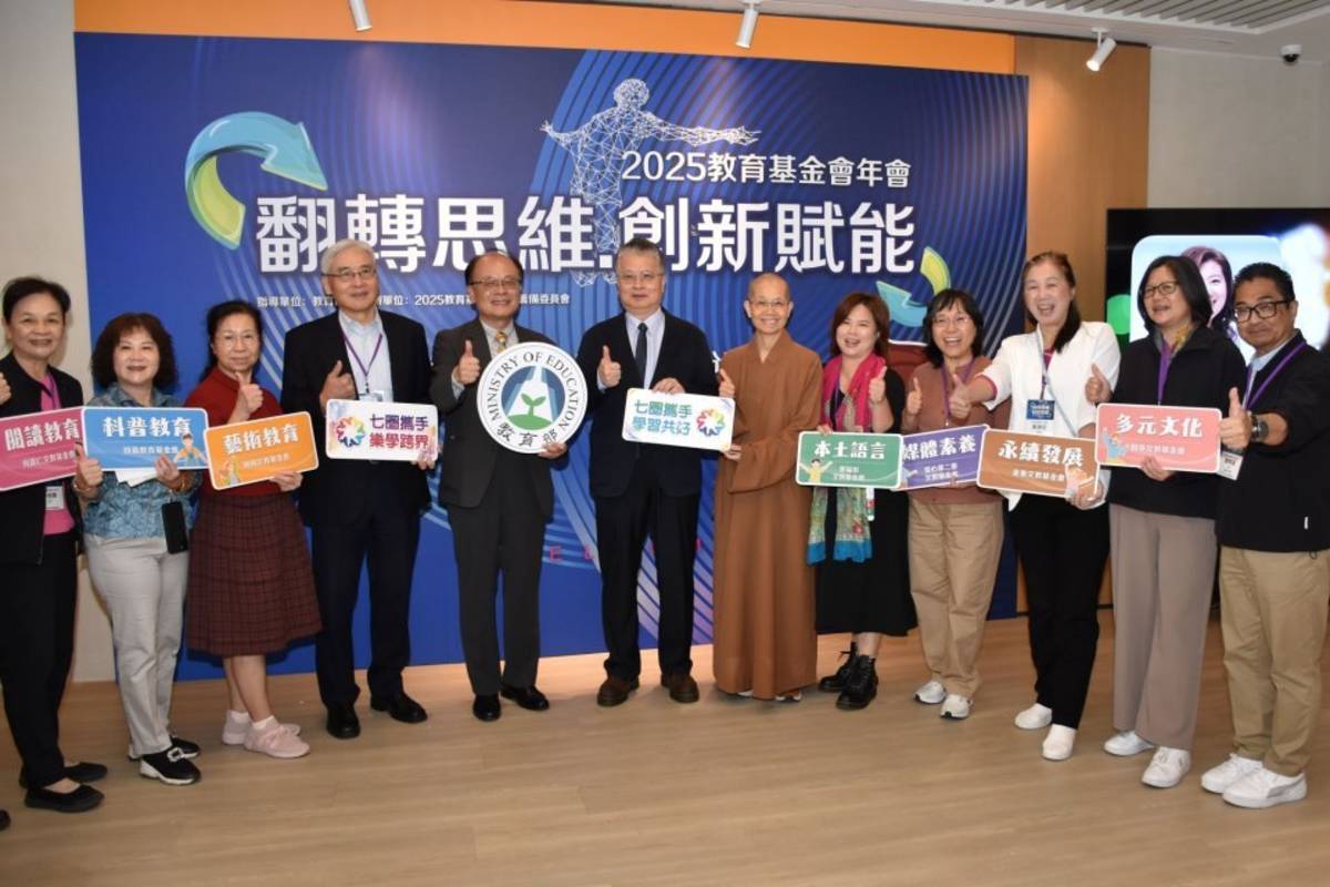 2025教育基金會年會在臺中新惠中寺舉行，教育部劉國偉政務次長、終身教育司梁學政司長與學習圈各圈組長合影