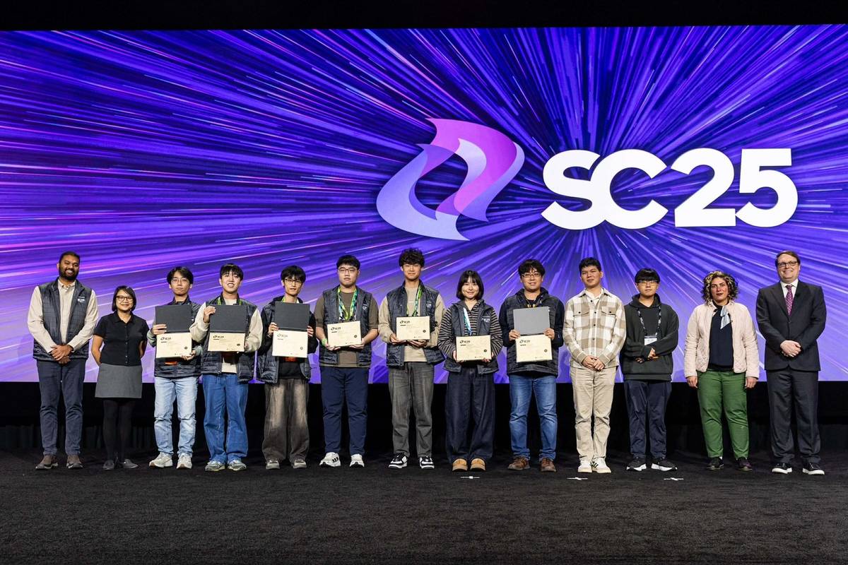 SC大會頒發總冠軍給臺灣大學代表隊，包括資工系大學部劉軒齊、顏佐霏、鄒睿謙、杜冠勳，電機系大學部金家逸、王維勤及學生教練黃恩明、李佳樺，右五為指導教授李濬屹。(國研院國網中心提供)