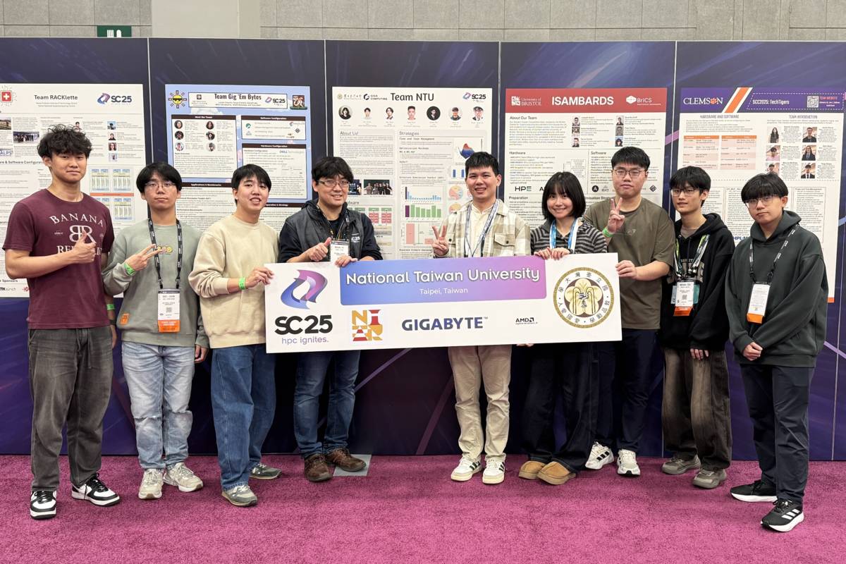 臺灣大學李濬屹教授(左四)感謝國研院及產業夥伴。(國研院國網中心提供)