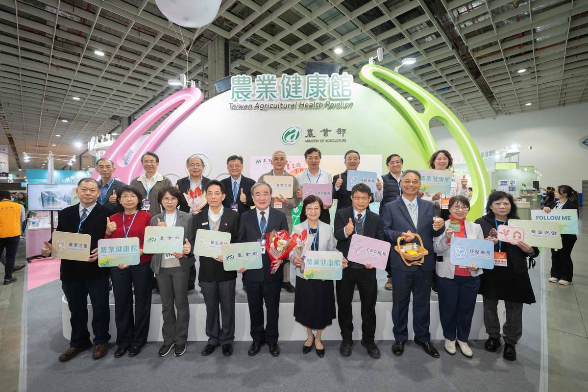 農業部次長胡忠一、農業科技司李紅曦司長及各機關構長官大合照(圖片：農業部提供)