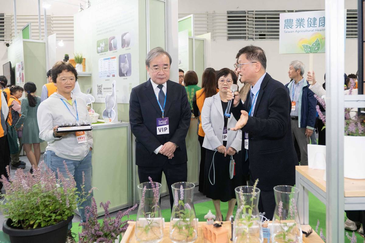 農業部次長胡忠一（左二）聽取花蓮場仙草新品種解說(圖片：農業部提供)