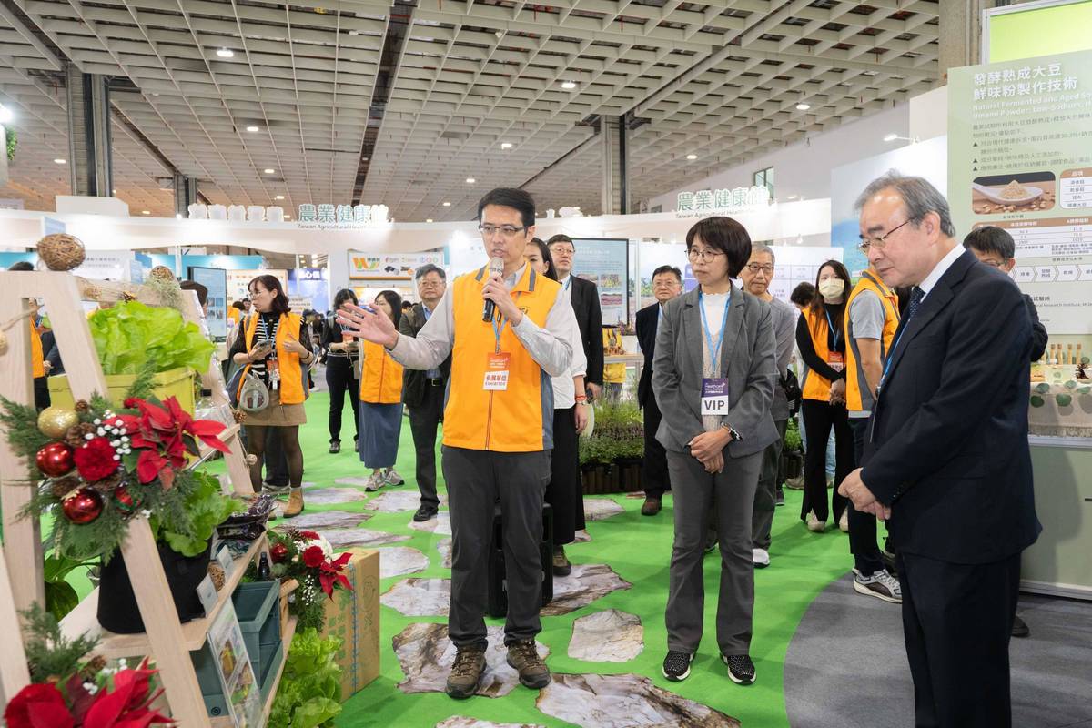 農業部次長胡忠一（左二）聽取桃園場都市種菜技術解說(圖片：農業部提供)